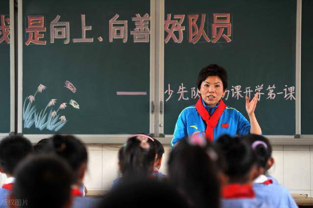 王霜出生于武汉，她曾在2018年效力法甲巴黎女足，2019年夏窗回归武汉车谷江大女足，去年留洋美国，这位28岁的中国女足国脚与路易斯维尔竞技女足的合同到期后，将于2024年1月1日加入热刺。